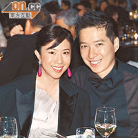 著名建築師呂元祥千金呂慶欣（左）依在老公Derek（右）身邊，甜蜜蜜。