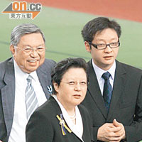 范徐麗泰（左二）與兒子范駿華（左三）、前立法會議員何世柱（左一）及何承天齊為愛駒打氣。