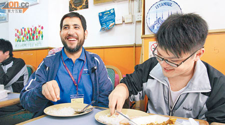 阿文（左）親身教導學生正宗吃咖喱的技巧，餐廳內笑聲不絕。