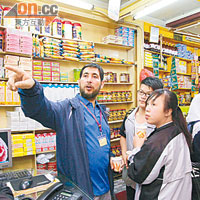 阿文帶領學生走訪南亞人的店舖，講解他們的生活習慣。