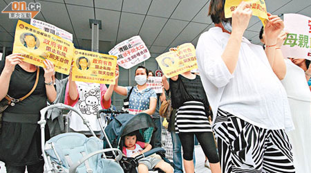 三十多名港人及內地孕婦妻子遊行促公院回復接受單非孕婦分娩。（梁耀榮攝）