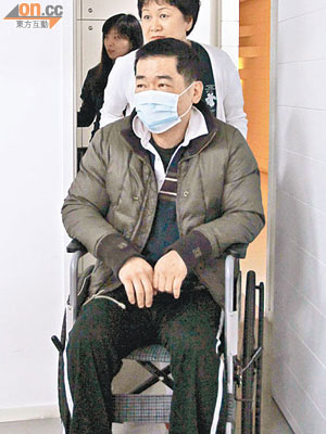輪椅出入<br>患病後的陳思祺首度現身，坐着輪椅要人推着進出，但仍心繫母親。（霍振鋒攝）