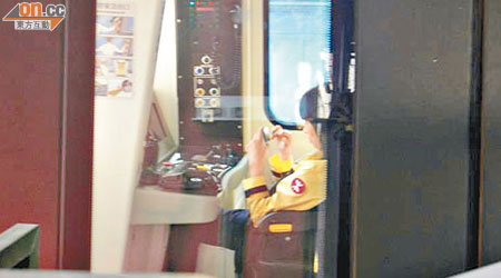 網民攝得港鐵女員工在疑似控制室打機照片。