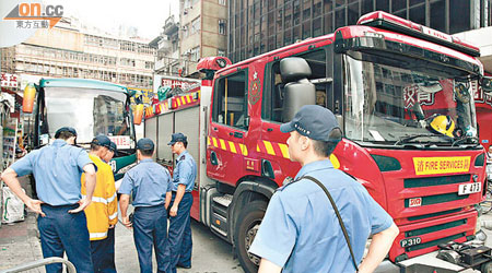 消防車與旅遊巴相撞，消防員落車了解。（周宏杰攝）