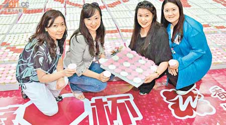 陳妙蘭（右二）贊助逾萬個Cup Cake創世界紀錄，二家姐美蘭（右一）、大家姐瑞蘭（左二）及細妹蕙蘭（左一）齊撐場。