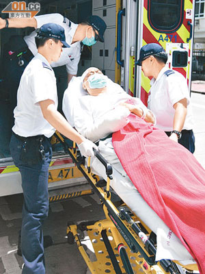 「肥啟」由救護車送往九龍城聖德肋撒醫院時，頭部傷口紥有紗布。（黃智康攝）