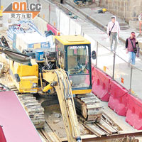 2011年4月：區議員及街坊指工程完成地基後，便一直停工。