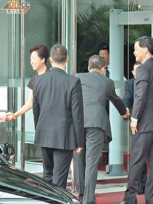 中聯辦副主任郭莉（左二）在中聯辦門外迎接羅范椒芬（左一）與梁振英（右）。（蔡高華攝）