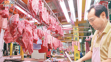 消費會調查指出，過去一年多，新鮮豬、牛肉零售價格持續高企，沒有跟進批發價回落。