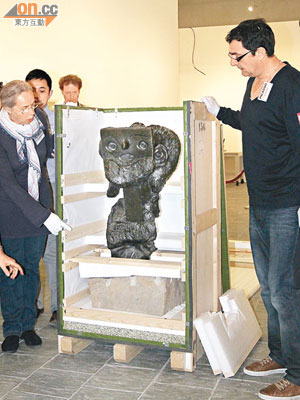 Anne Baldassari(左)展示畢加索的雕塑作品。（霍振鋒攝）