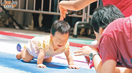 嬰兒爬行賽是父母們喜愛的親子活動之一。（資料圖片）