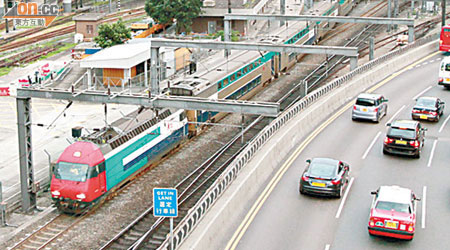 直通車服務昨正常，列車如常開出。（馮戈攝）