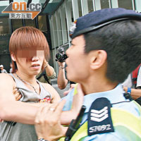 「金毛」示威者一度向一名女警員「叉頸」。（黃仲民攝）