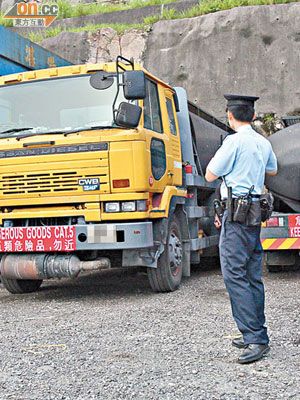 警員在運油車被人偷油現場調查。（梁國雄攝）