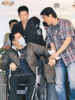 在上海接受治療末期肺癌的「無味神探」陳思祺（坐輪椅者）情況好轉。