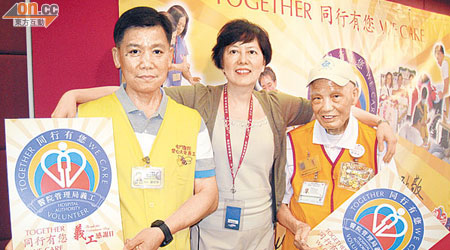 華安叔（右）與盧俊發（左）盡一己所能協助病人。戴兆群（中）希望市民多支持醫院義工工作。