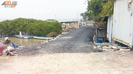 深灣路有人疑以混凝土填海興建車道，地政署拖延兩周仍未取締。