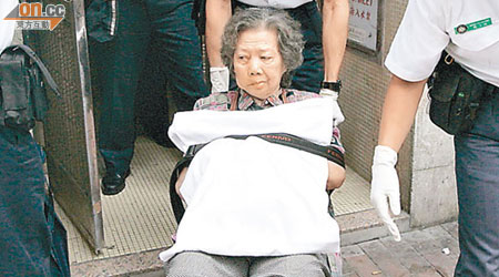 遭賊人推落樓梯受傷的老婦送院。（黃智康攝）