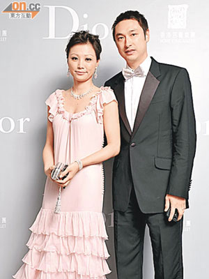 Ballet Ball籌款夜<br>穿上Dior華麗晚裝的名媛鄭詩韻（左）與老公陳鴻業睇騷輕鬆吓。