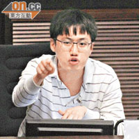 時事評論員黃世澤辱罵委員會主席譚耀宗是「狗」，結果被趕離場。