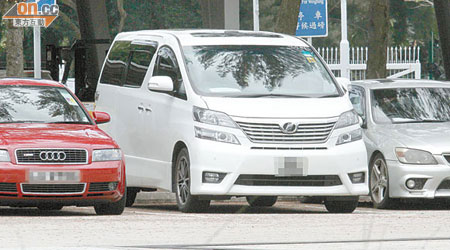 涉案七人車（中）被送往大欖汽車扣留中心檢驗。（吳欽旺攝）