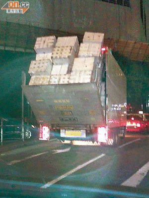 貨車利用升降尾板盛載貨物行駛，威脅道路其他使用者安全。（讀者提供）