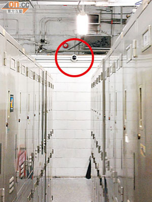 國泰在男地勤人員的更衣室儲物櫃旁安裝閉路電視（圓圈示），員工一舉一動被攝入鏡頭，私隱受侵犯。