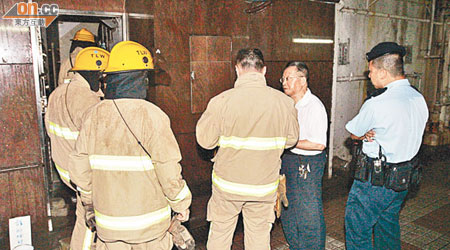 救火的保安員（右二）在場協助調查。（周宏杰攝）