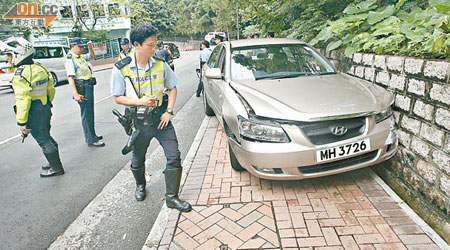 警方私家車在灣仔撞向護土牆損毀。（吳遠輝攝）