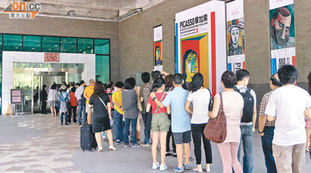 大批市民一早已在香港文化博物館門外手持預訂的門票準備入場。（蔡綺琳攝）