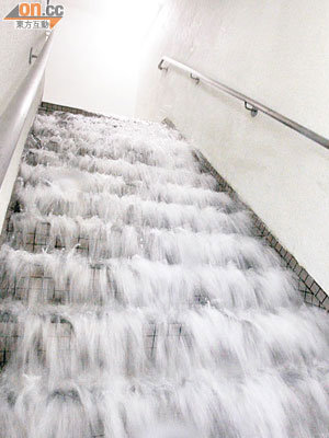 「洪水」由樓梯湧落樓，如激流瀑布。（陸智豪攝）