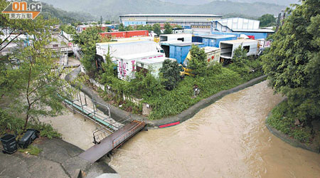 米埔小磡村大雨令河道上漲，部分行人路被浸。（劉展威攝）