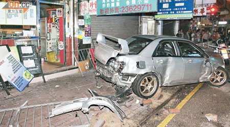 跑車失事衝上行人路，險衝入茶餐廳，門外宣傳餐牌被撞至橫七豎八。（楊偉嶽攝）