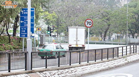 新運路與馬會道交界的燈口前限速增加至七十公里，被指令駕駛者混淆。