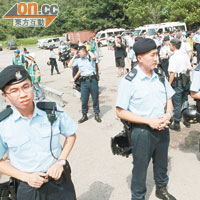 警方高調出動包括機動部隊、防暴隊及快速應變部隊等數百警力，列陣進駐荔枝山莊協助清拆。