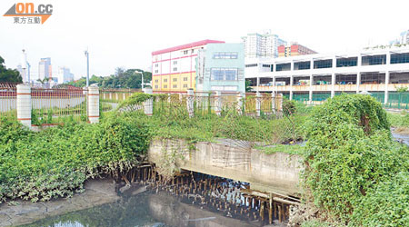 新通道採用封閉式，建設在鴨涌河河面上。（本報澳門傳真）