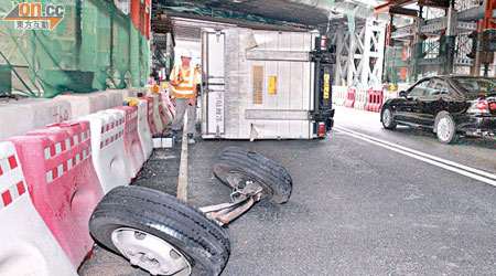 肇事貨車翻側，車軸連車轆飛脫。（趙瑞麟攝）