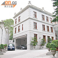 平日接載劉鑾雄出入的私家車昨日停泊於大宅內。