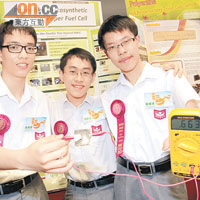 中華基金中學的（左起）崔雍建、潘駿生和黃耀德講述他們作品的使用。