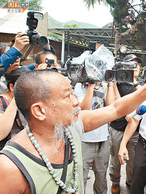 吳新光（左）涉嫌言語恐嚇公職人員被捕。（資料圖片）