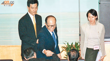 李嘉誠強調只要梁振英（左）新政府能捍衞香港核心價值及令市民安居樂業，他都會支持。