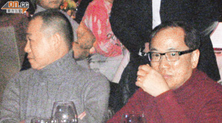 今年二月，劉鑾鴻（左）陪伴曾蔭權（右）出席賭場春茗活動。