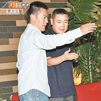 劉鑾雄（右）及子劉鳴煒，沒出席周年股東會。
