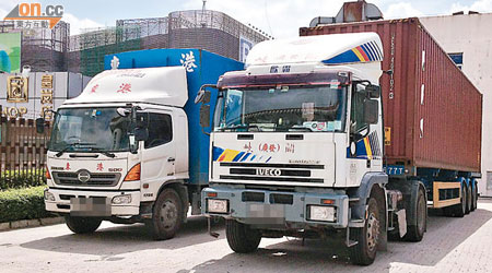 涉及案件的兩輛中港貨車昨仍停在現場。