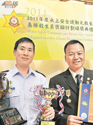 吳蔚昌（左）及馮錦泰（右）去年的拯溺行動表現傑出而分別獲獎。（張美蘭攝）