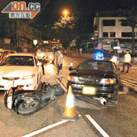 電單車失事貼地前衝，在兩房車之間停下。