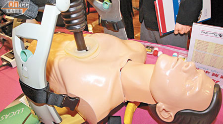 全自動心外壓儀能代替救護員，在運送過程不斷施行心肺復甦。（胡耀威攝）