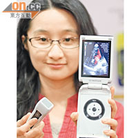 手提超聲波儀器，讓醫生為病人作初步診治。