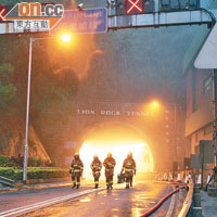 獅隧南行管道今年三月發生大火，冒出大量濃煙。（資料圖片）