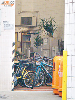 食環署轄下垃圾收集站變私人單車停泊處，引起市民不滿。